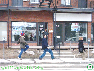 Trio de gambadeurs devant un magasin de bonbons